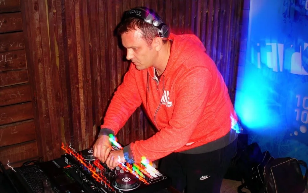 Alen Oversound tijekom DJ nastupa