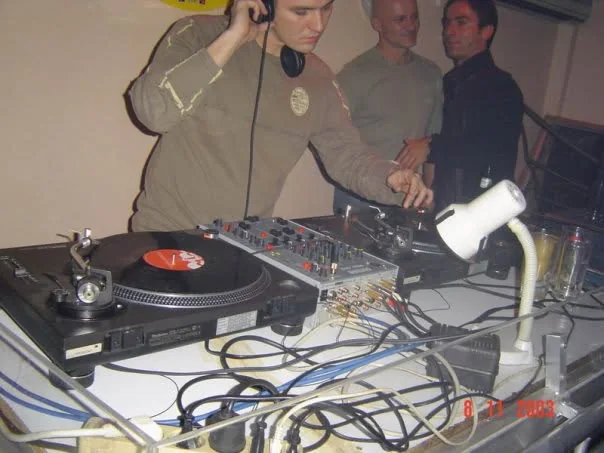 Alen Oversound za DJ pultom 2003. godine